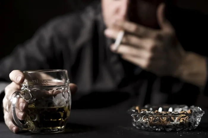 Gerahmter Druck : Mann mit Bier und Zigarette Gerahmter Druck : Mann mit Bier und Zigarette