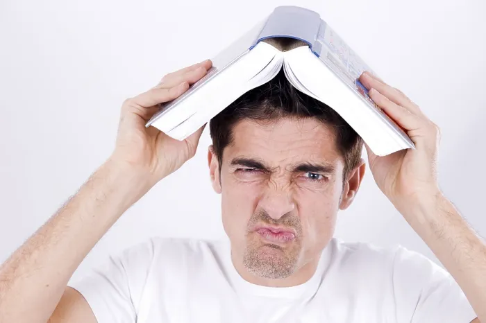 Gerahmter Druck : Mann mit einem Buch auf dem Kopf. Gerahmter Druck : Mann mit einem Buch auf dem Kopf.