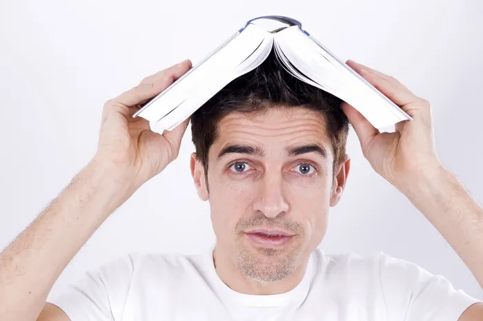Gerahmter Druck : Mann mit einem Buch auf dem Kopf. Gerahmter Druck : Mann mit einem Buch auf dem Kopf.