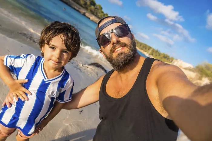 Gerahmter Druck : Ein Mann und ein Junge posieren für ein Bild auf einer Strand. Gerahmter Druck : Ein Mann und ein Junge posieren für ein Bild auf einer Strand.