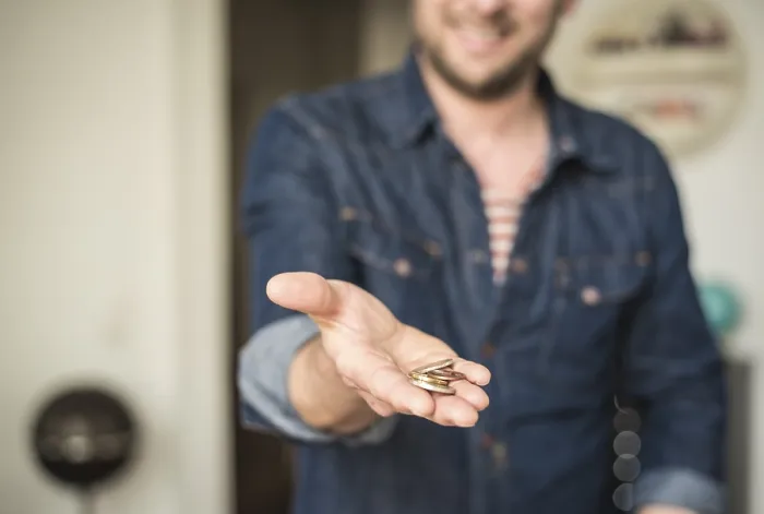 Gerahmter Druck : Mann mit Wechselgeld in der Hand. Gerahmter Druck : Mann mit Wechselgeld in der Hand.