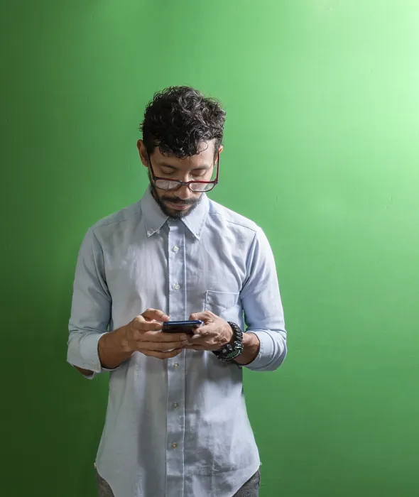 Gerahmter Druck : Ein Mann überprüft sein Handy in Isolation. Gerahmter Druck : Ein Mann überprüft sein Handy in Isolation.