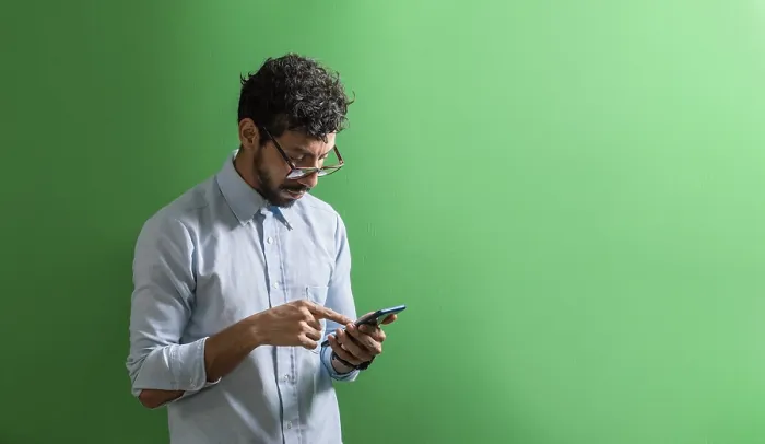 Gerahmter Druck : Ein Mann überprüft sein Handy in Isolation. Gerahmter Druck : Ein Mann überprüft sein Handy in Isolation.