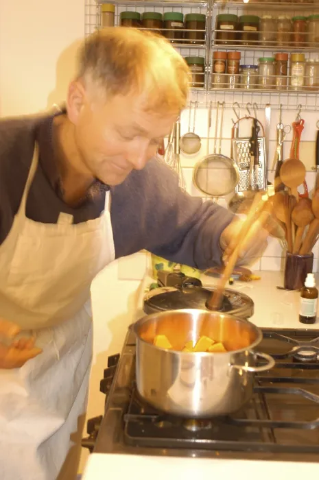 Gerahmter Druck : Der Mann kocht. Gerahmter Druck : Der Mann kocht.