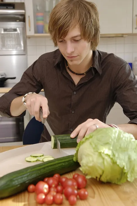 Gerahmter Druck : Man schneidet Gurken. Gerahmter Druck : Man schneidet Gurken.