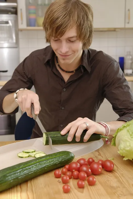 Gerahmter Druck : Man schneidet Gurken. Gerahmter Druck : Man schneidet Gurken.