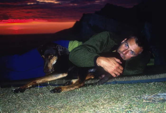Gerahmter Druck : Mann mit Hund bei Sonnenuntergang. Gerahmter Druck : Mann mit Hund bei Sonnenuntergang.
