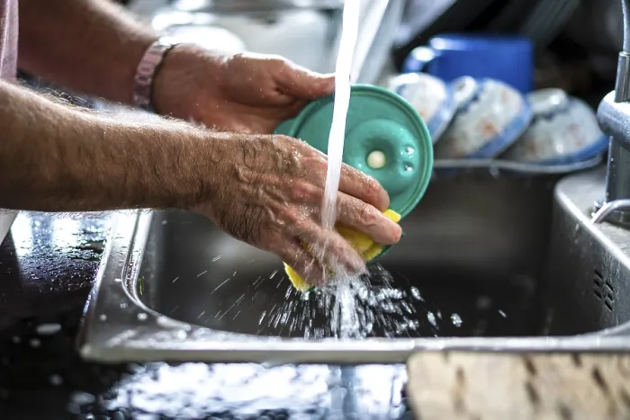 Gerahmter Druck : Mann beim Spülen, Nahansicht. Gerahmter Druck : Mann beim Spülen, Nahansicht.