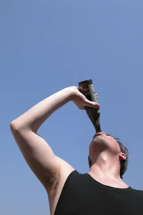 Gerahmter Druck : Ein Mann trinkt Bier.