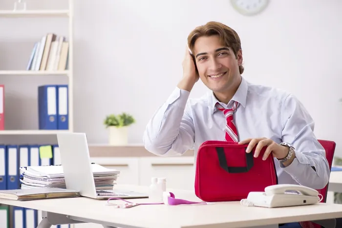Gerahmter Druck : Mann mit Erste-Hilfe-Kasten im Büro. Gerahmter Druck : Mann mit Erste-Hilfe-Kasten im Büro.