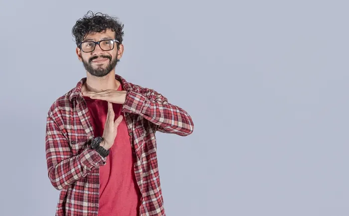 Gerahmter Druck : Ein Mann gibt ein Zeichen zum Aussetzen, Menschen geben ein Zeichen zum Aussetzen. Gerahmter Druck : Ein Mann gibt ein Zeichen zum Aussetzen, Menschen geben ein Zeichen zum Aussetzen.