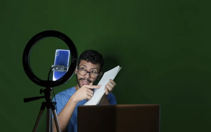 Gerahmter Druck : Ein Mann gibt Klassen in einem Videocall. Gerahmter Druck : Ein Mann gibt Klassen in einem Videocall.