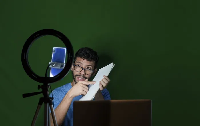 Gerahmter Druck : Ein Mann gibt Kurse in einem Videocall. Gerahmter Druck : Ein Mann gibt Kurse in einem Videocall.