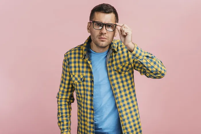 Gerahmter Druck : Mann mit Brille sieht neugierig aus. Gerahmter Druck : Mann mit Brille sieht neugierig aus.