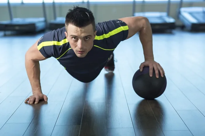 Gerahmter Druck : Mann im Fitnessstudio übt. Gerahmter Druck : Mann im Fitnessstudio übt.