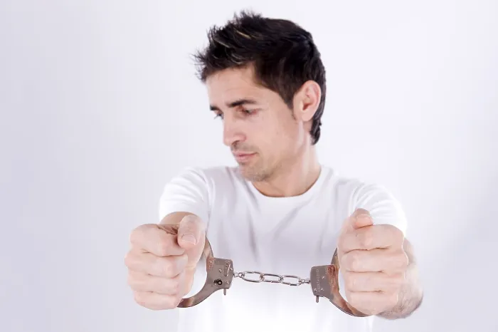 Gerahmter Druck : Mann mit Handschellen. Gerahmter Druck : Mann mit Handschellen.