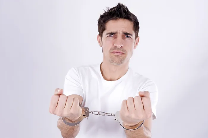 Gerahmter Druck : Mann mit Handschellen Gerahmter Druck : Mann mit Handschellen