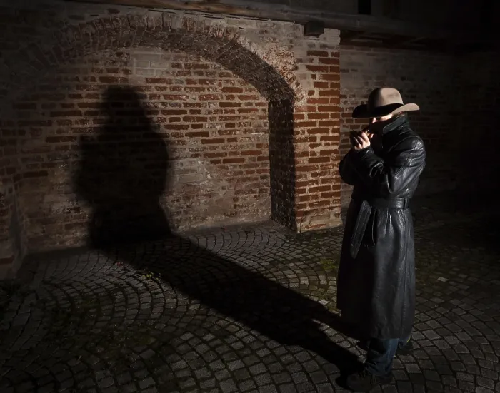 Gerahmter Druck : Mann in Hut und Lederjacke, Schatten im Hintergrund Gerahmter Druck : Mann in Hut und Lederjacke, Schatten im Hintergrund