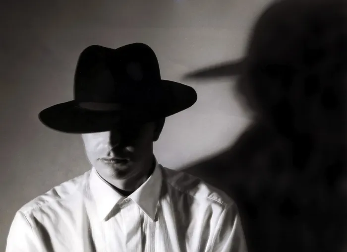 Gerahmter Druck : Mann mit Hut und sein Schatten. Gerahmter Druck : Mann mit Hut und sein Schatten.