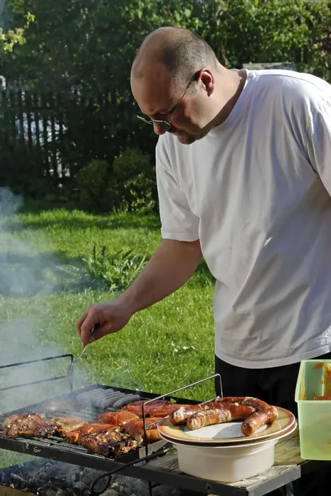 Gerahmter Druck : Ein Mann hat ein Barbecue. Gerahmter Druck : Ein Mann hat ein Barbecue.