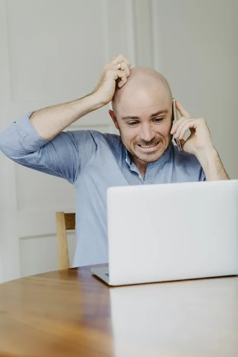 Gerahmter Druck : Mann im Homeoffice. Gerahmter Druck : Mann im Homeoffice.