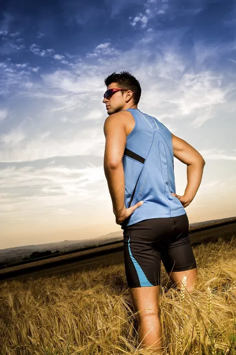 Gerahmter Druck : Ein Mann joggt durch die Felder. Gerahmter Druck : Ein Mann joggt durch die Felder.