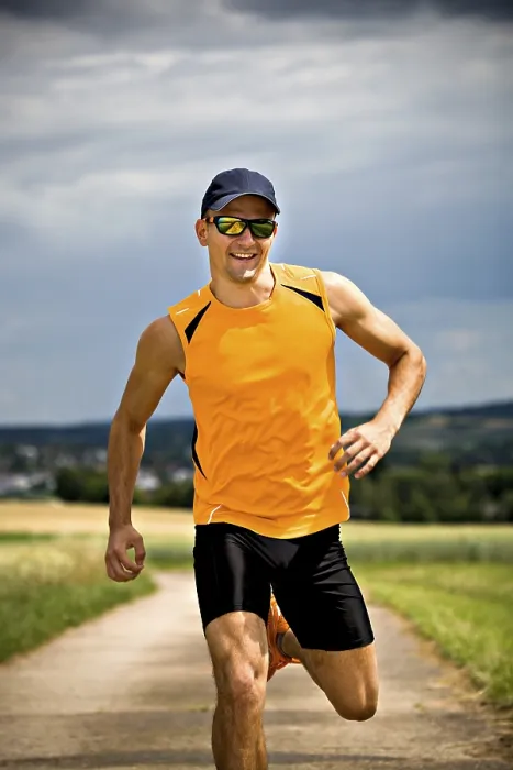 Gerahmter Druck : Ein Mann joggt durch die Felder. Gerahmter Druck : Ein Mann joggt durch die Felder.