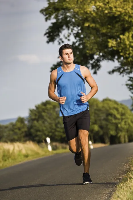 Gerahmter Druck : Ein Mann joggt durch die Felder. Gerahmter Druck : Ein Mann joggt durch die Felder.