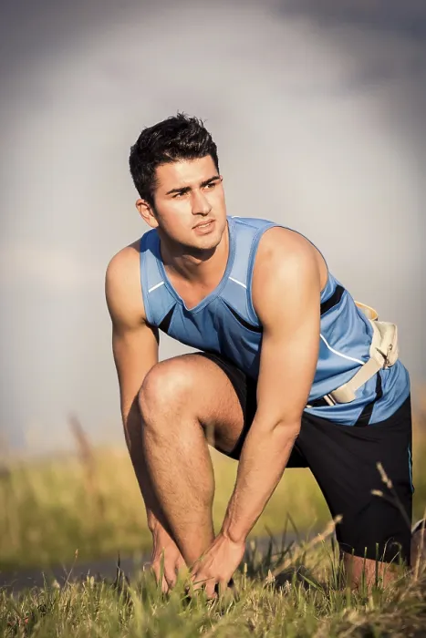 Gerahmter Druck : Ein Mann joggt durch die Felder. Gerahmter Druck : Ein Mann joggt durch die Felder.