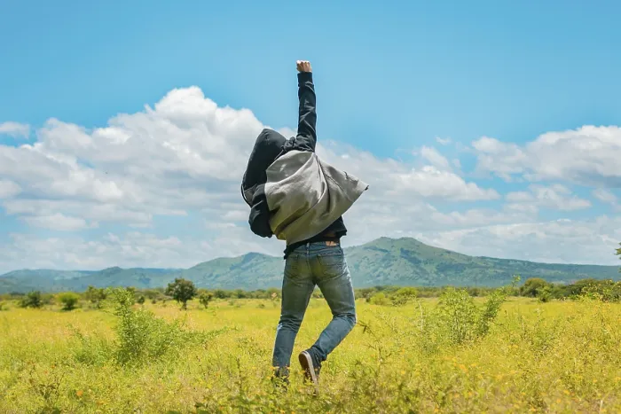 Gerahmter Druck : Ein Mann springt von hinten in einem schönen Feld. Gerahmter Druck : Ein Mann springt von hinten in einem schönen Feld.