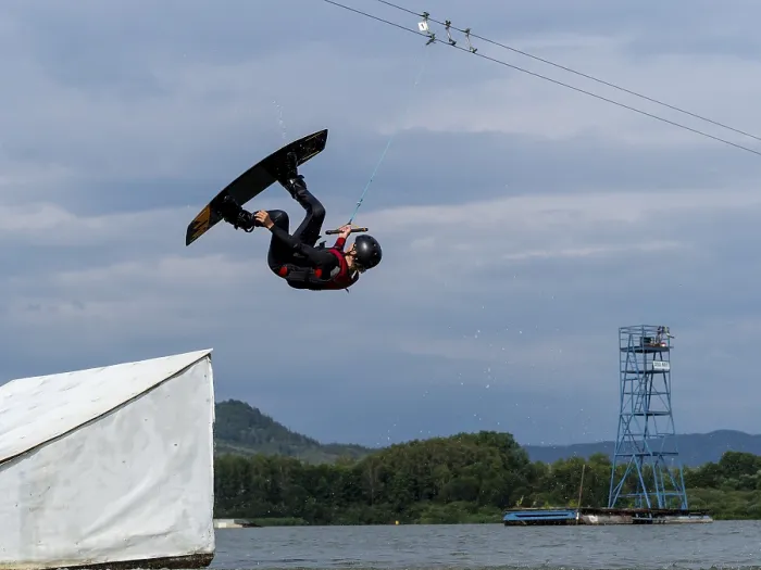Gerahmter Druck : Ein Mann springt mit einem Wakeboard über ein Hindernis. Gerahmter Druck : Ein Mann springt mit einem Wakeboard über ein Hindernis.