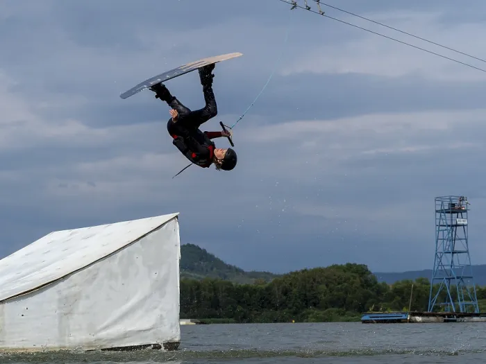 Gerahmter Druck : Ein Mann springt mit Wakeboard über Hindernis. Gerahmter Druck : Ein Mann springt mit Wakeboard über Hindernis.
