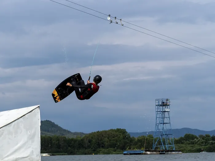 Gerahmter Druck : Ein Mann springt mit einem Wakeboard über einen Hindernis. Gerahmter Druck : Ein Mann springt mit einem Wakeboard über einen Hindernis.