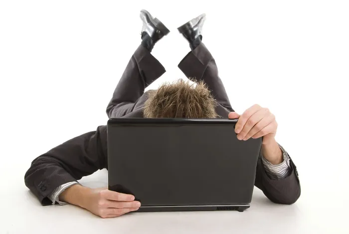 Gerahmter Druck : Mann mit Laptop Gerahmter Druck : Mann mit Laptop