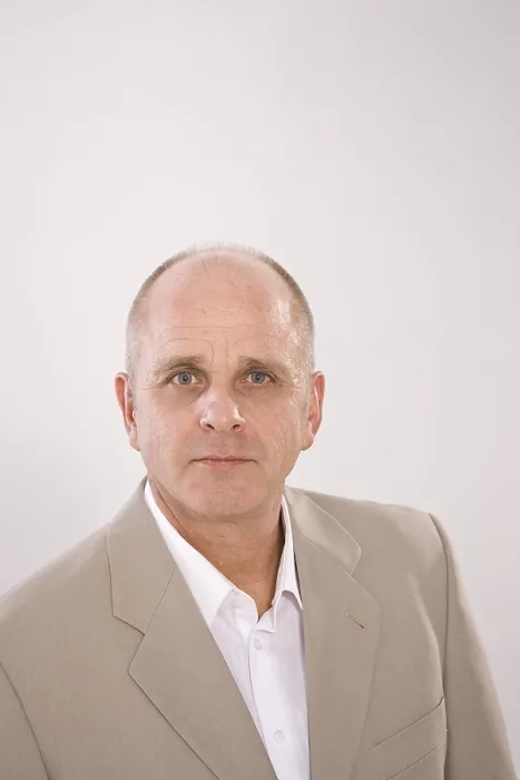 Gerahmter Druck : Ein Mann schaut geradeaus. Gerahmter Druck : Ein Mann schaut geradeaus.