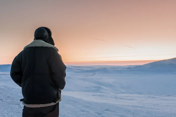 Gerahmter Druck : Ein Mann über einem Winterlandschaft blickt. Gerahmter Druck : Ein Mann über einem Winterlandschaft blickt.