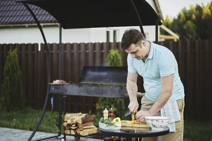Gerahmter Druck : Man macht ein Gemüsesalat im Garten. Gerahmter Druck : Man macht ein Gemüsesalat im Garten.