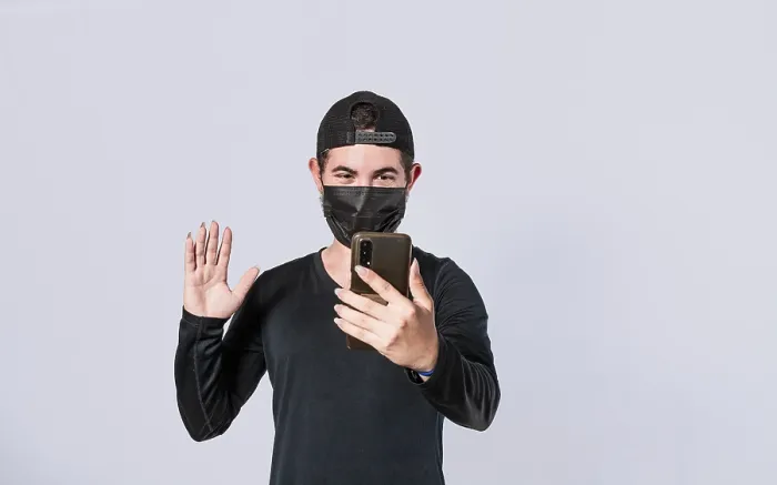 Gerahmter Druck : Ein Mann macht einen Videocall in Isolation. Gerahmter Druck : Ein Mann macht einen Videocall in Isolation.