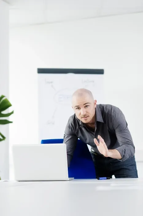 Gerahmter Druck : Mann im Büro Gerahmter Druck : Mann im Büro