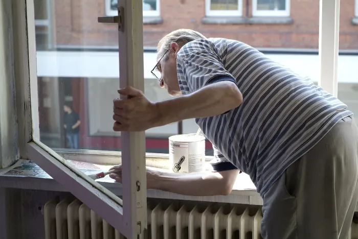 Gerahmter Druck : Man malt Fenster. Gerahmter Druck : Man malt Fenster.