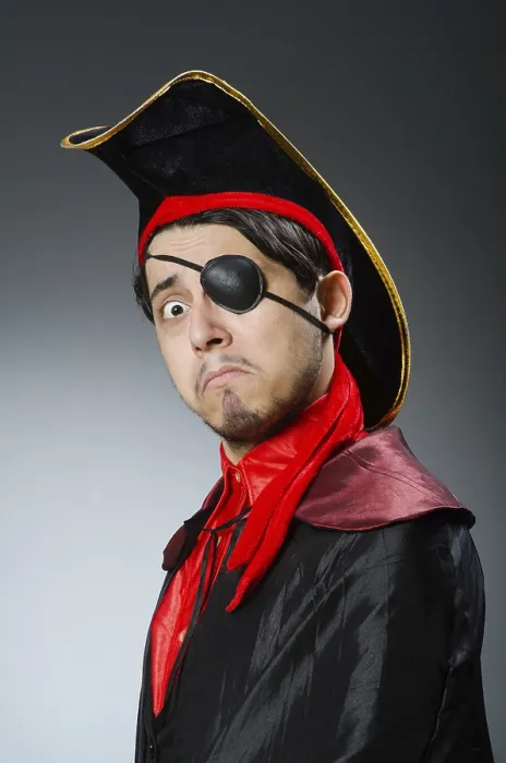 Gerahmter Druck : Ein Mann pirate gegen dunkler Hintergrund. Gerahmter Druck : Ein Mann pirate gegen dunkler Hintergrund.