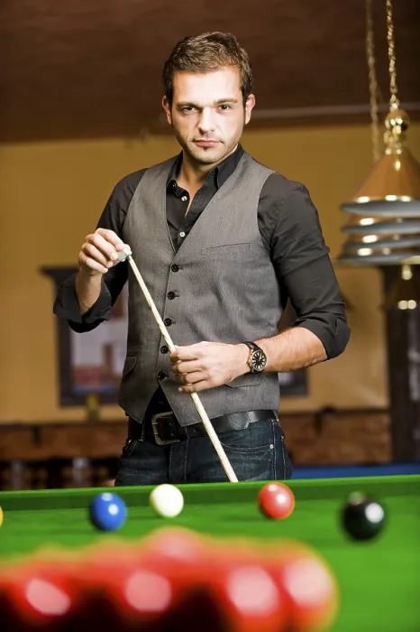 Gerahmter Druck : Ein Mann spielt Billard. Gerahmter Druck : Ein Mann spielt Billard.