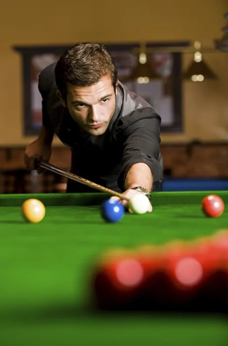 Gerahmter Druck : Ein Mann spielt Billard. Gerahmter Druck : Ein Mann spielt Billard.