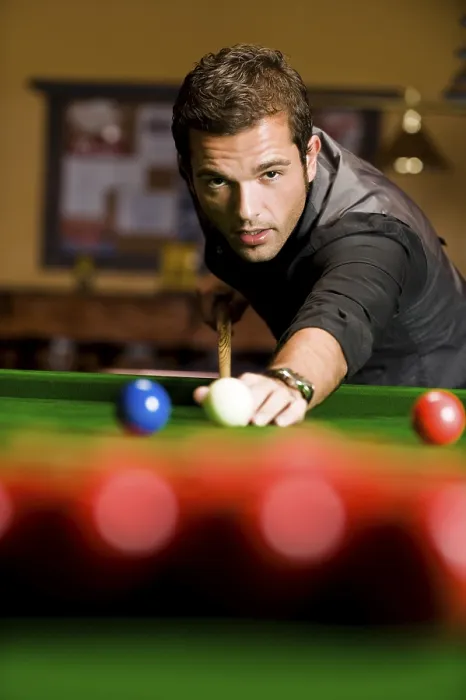 Gerahmter Druck : Ein Mann spielt Billard. Gerahmter Druck : Ein Mann spielt Billard.