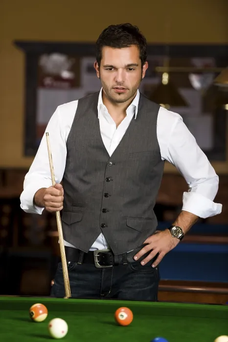 Gerahmter Druck : Ein Mann spielt Billard. Gerahmter Druck : Ein Mann spielt Billard.