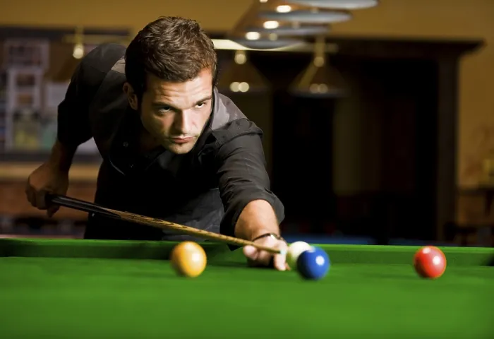 Gerahmter Druck : Ein Mann spielt Billard.