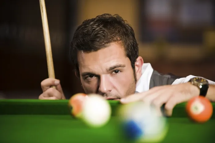 Gerahmter Druck : Ein Mann spielt Billard.