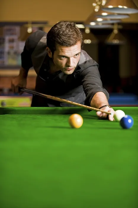 Gerahmter Druck : Ein Mann spielt Billard.