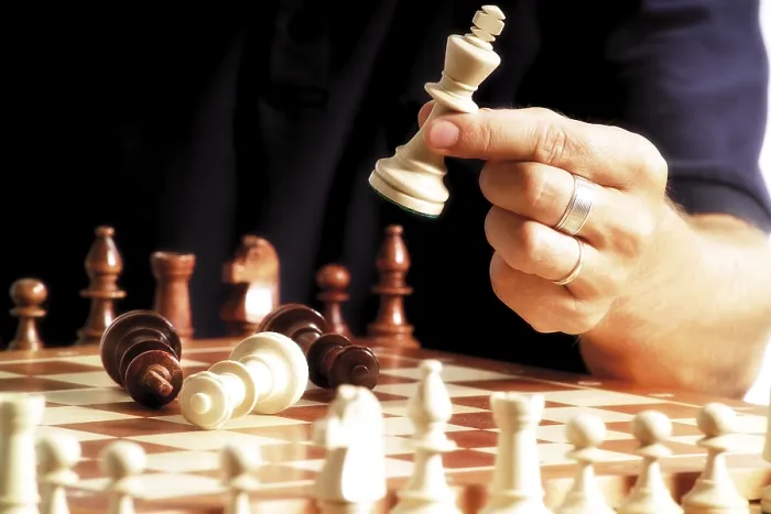 Gerahmter Druck : Ein Mann spielt Schach, Close-up. Gerahmter Druck : Ein Mann spielt Schach, Close-up.