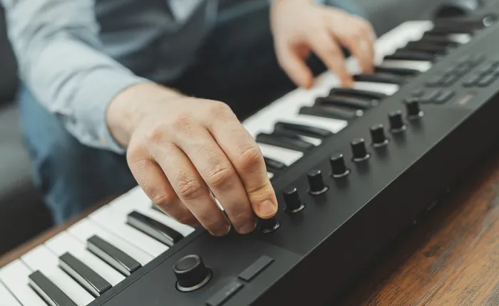 Gerahmter Druck : Ein Mann spielt Klavier im Studio. Gerahmter Druck : Ein Mann spielt Klavier im Studio.